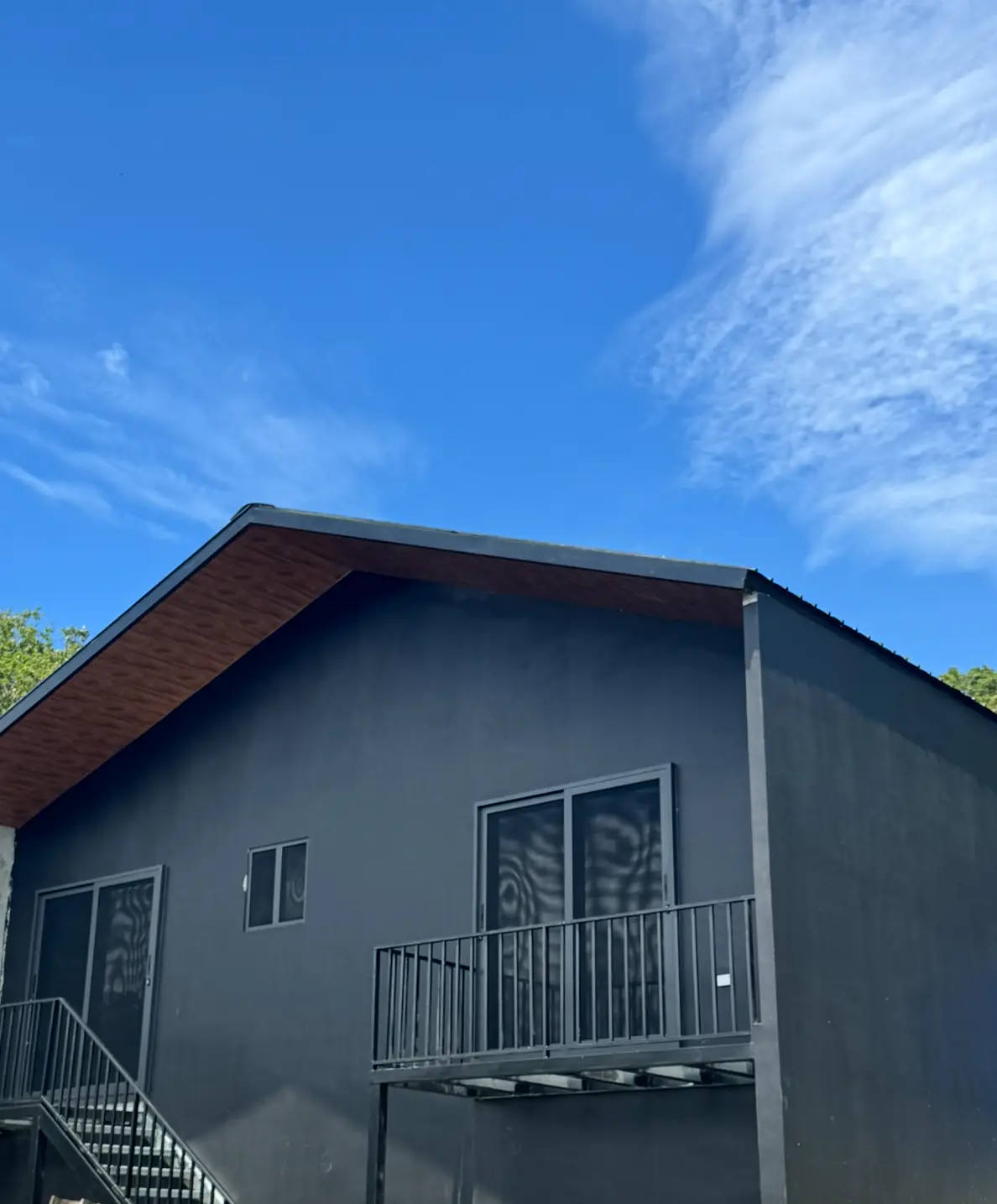 Apartamento de Arauz Estate con balcón y escalera metálica